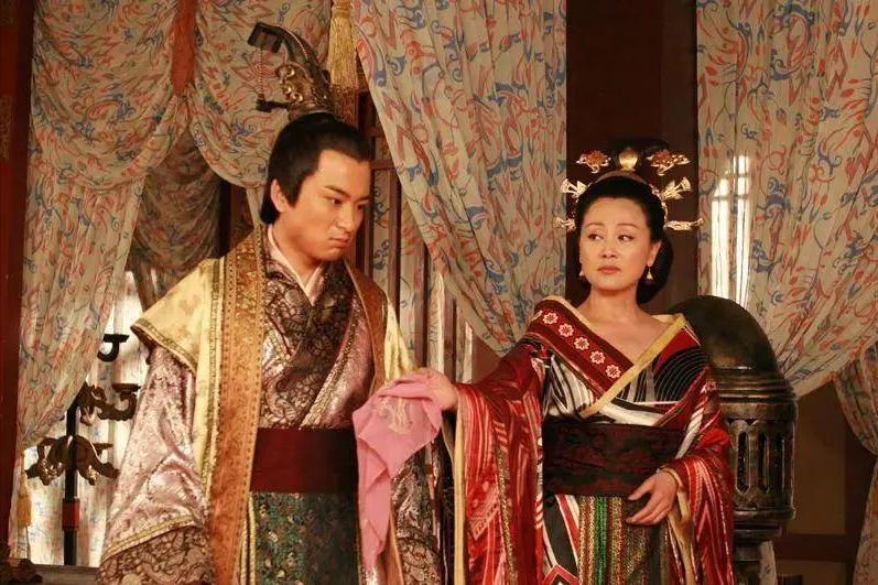 公元前180年八月，未央宫里气息越来越弱。吕后躺在床上，把吕产吕禄叫到跟前，嘱咐