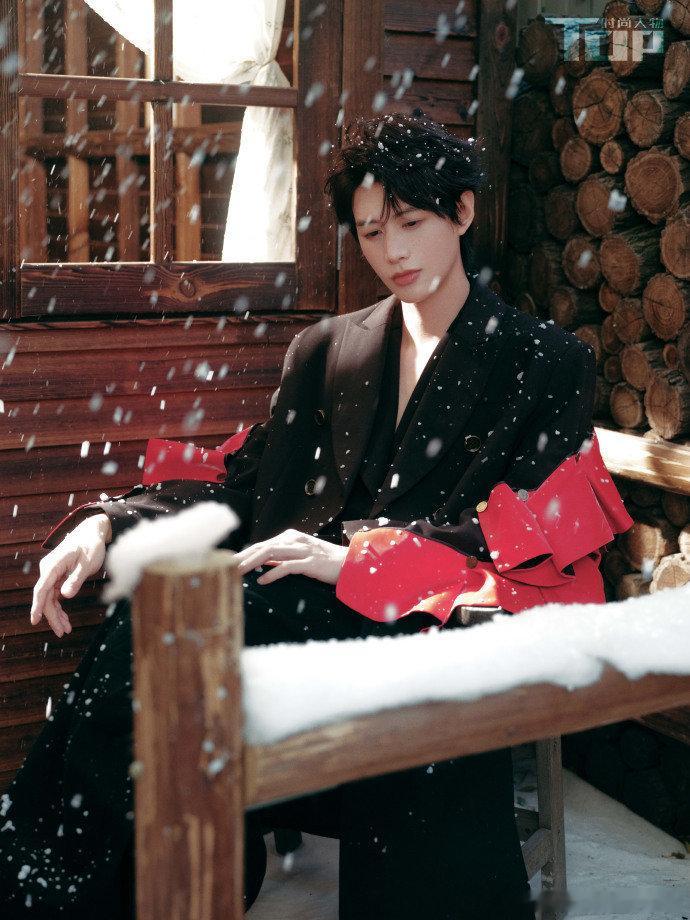 何健麒谁没被何健麒的新年雪景大片惊艳到我都会伤心的OK？银发造型适配度超高，站