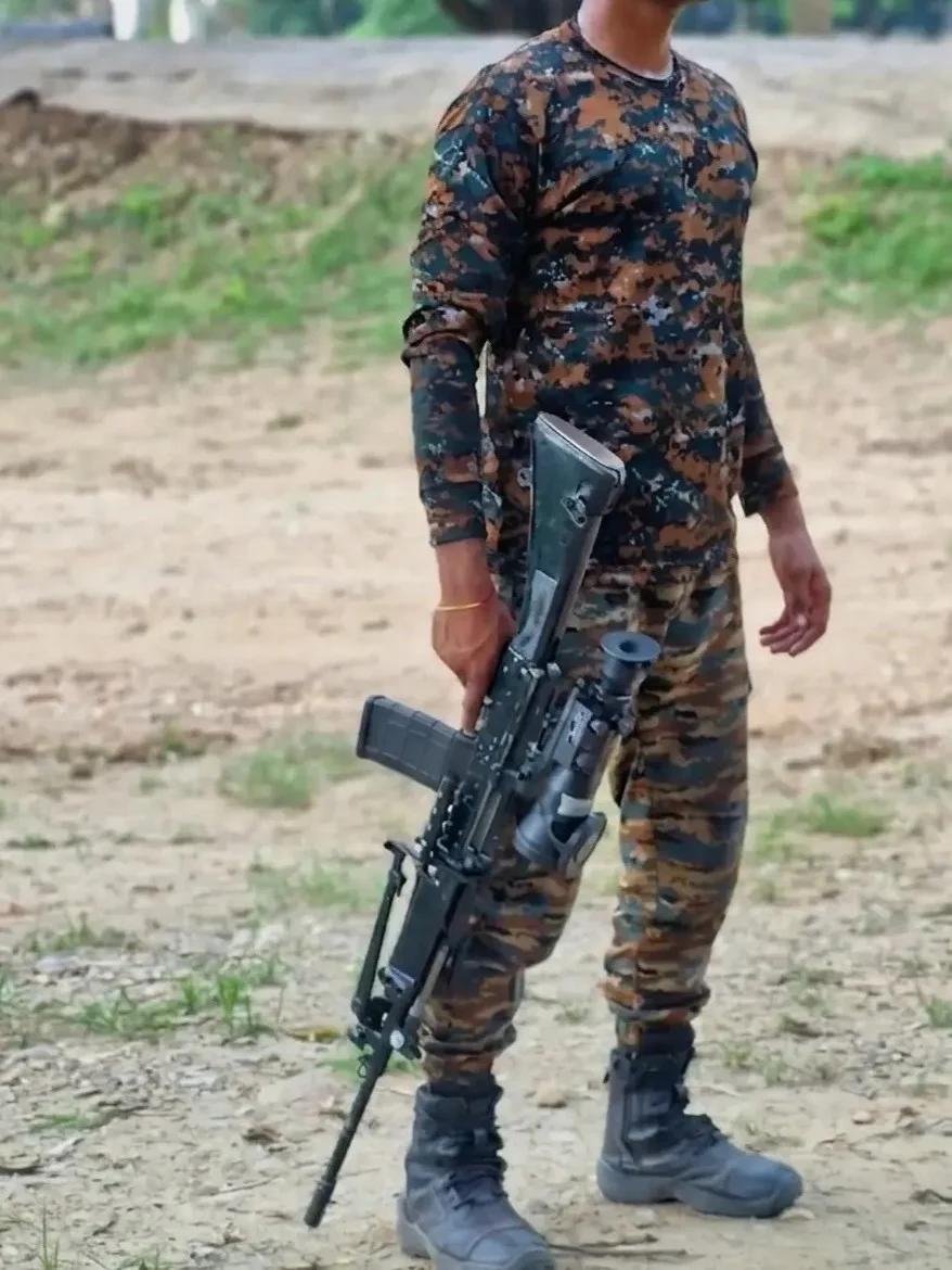 印度士兵与因萨斯轻机枪