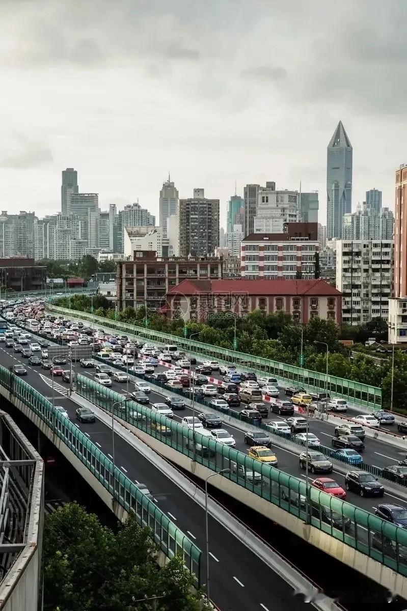 上海汽车工业那是相当强大。从生产规模看，2022年上海生产整车达302万辆