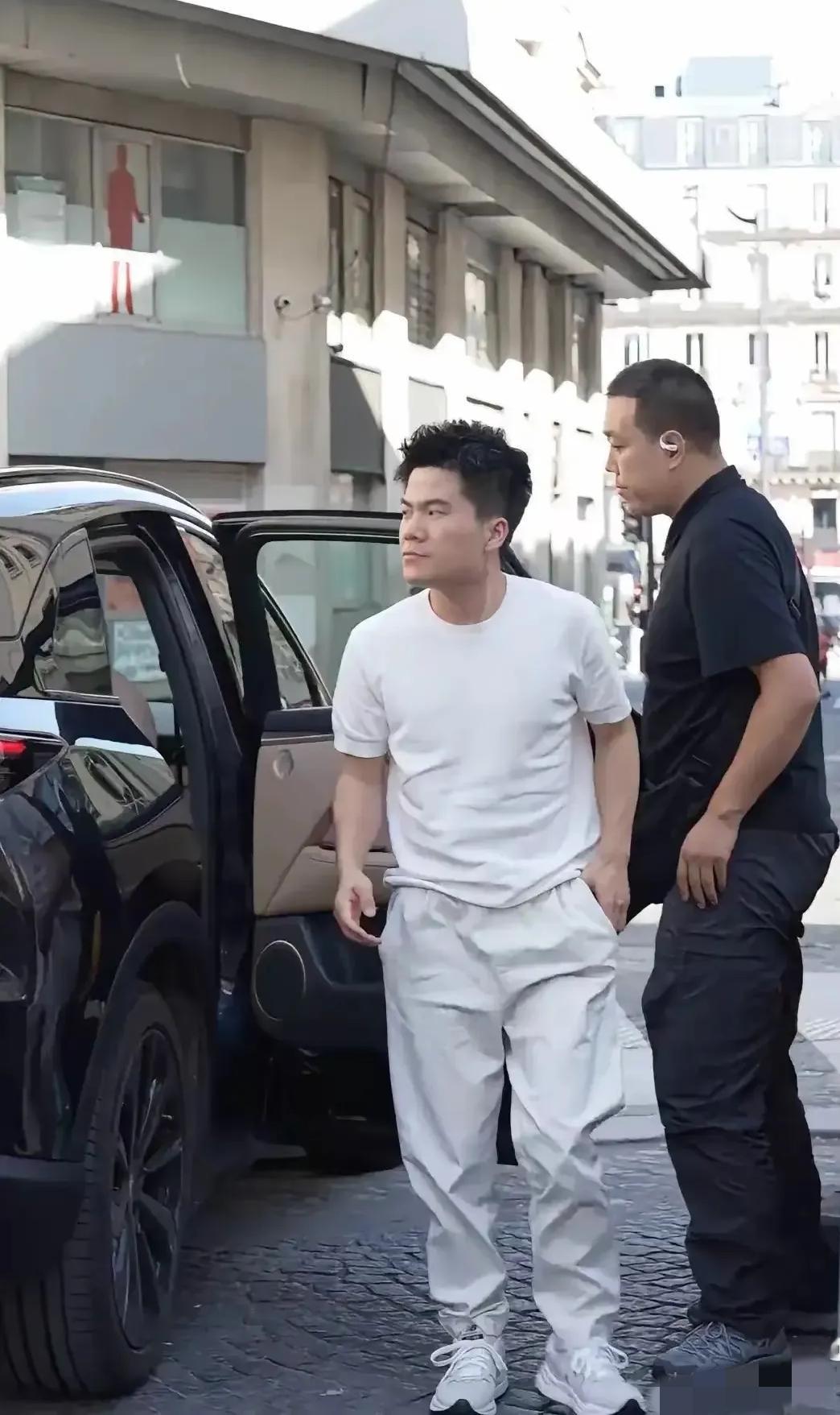 朋友今天在福州见到了董宇辉说现场的感觉和他视频里完全不一样，现场感觉他像个