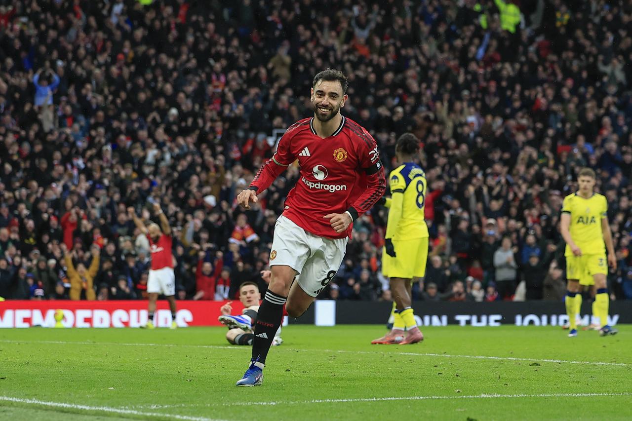 曼联2-1逆转水晶宫，B费传射，舍什科进球逆转。这赛季曼联的进攻火力确实猛，到现