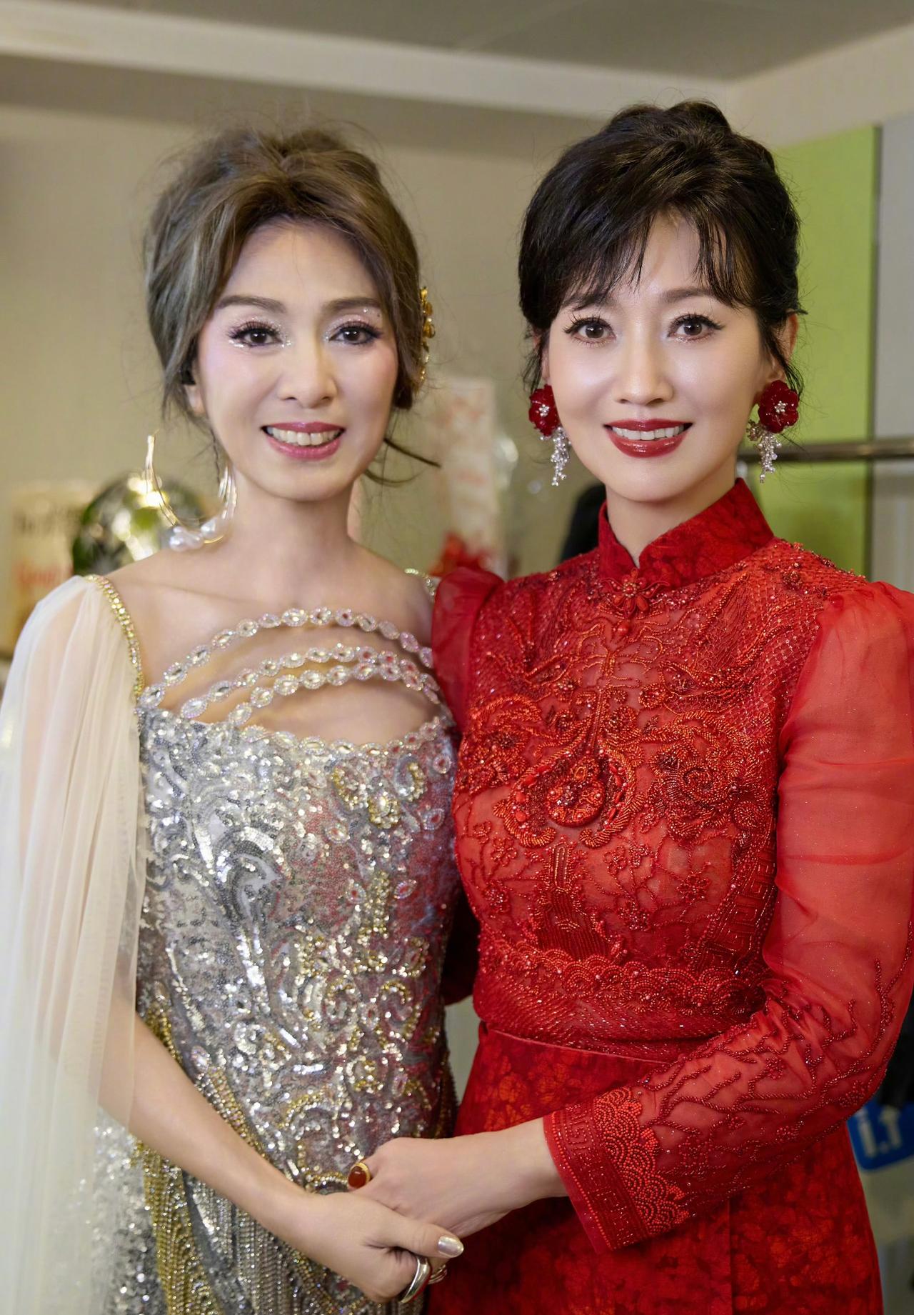70岁的米雪与72岁的赵雅芝同床合影，两人手挽手，宛若漂亮姐妹花。不得不感叹