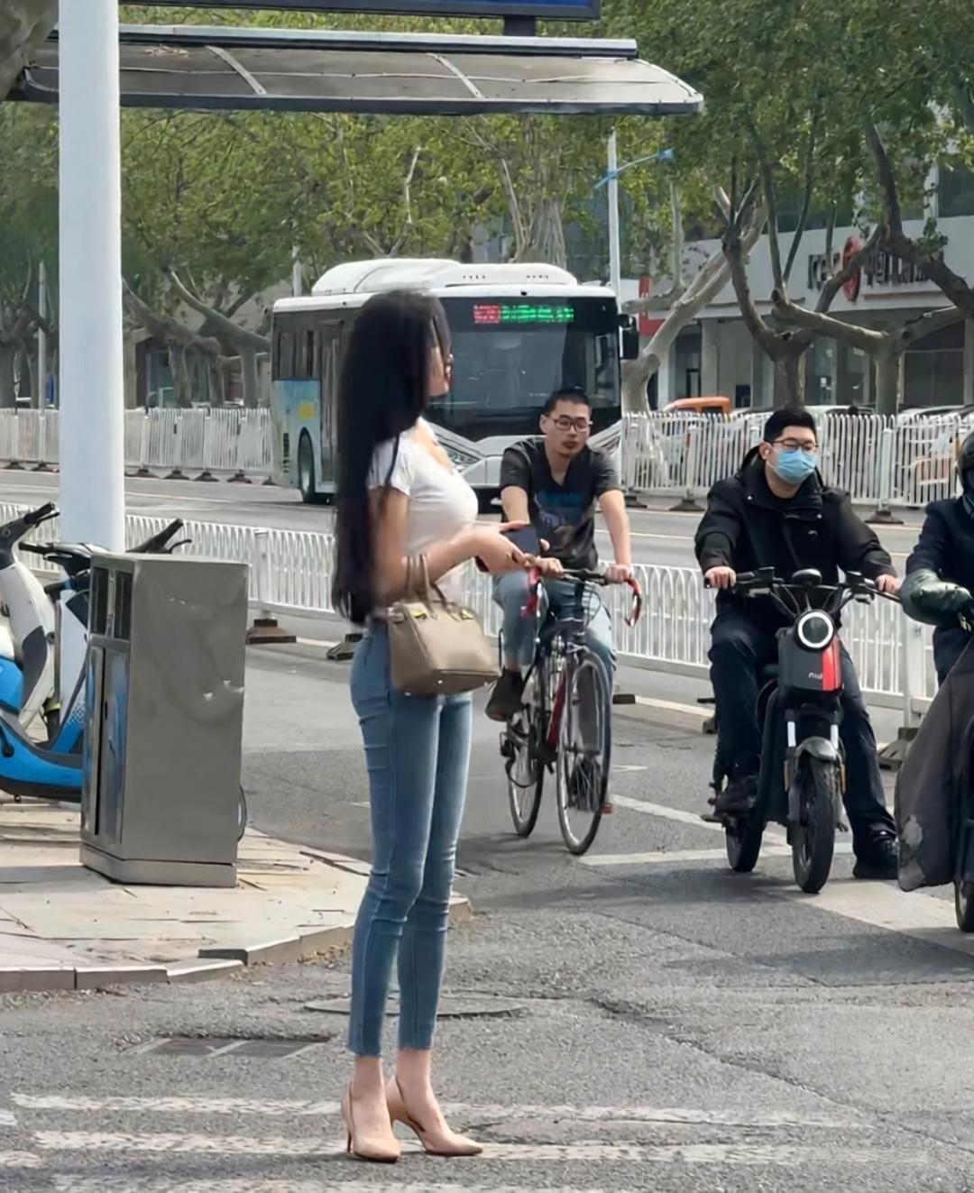 这样的女神走在街上很漂亮