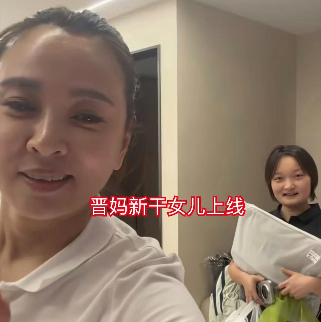 玮玮还挺精=聪明的，看到势头不对毫不犹豫迅速离场。都20多了幼师辞职过来面馆干服