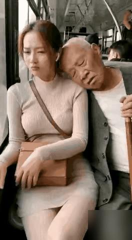 公交车上，一老头上车后，没坐多久。突然、假装打睡觉，头直接靠在旁边小姐姐的肩膀上