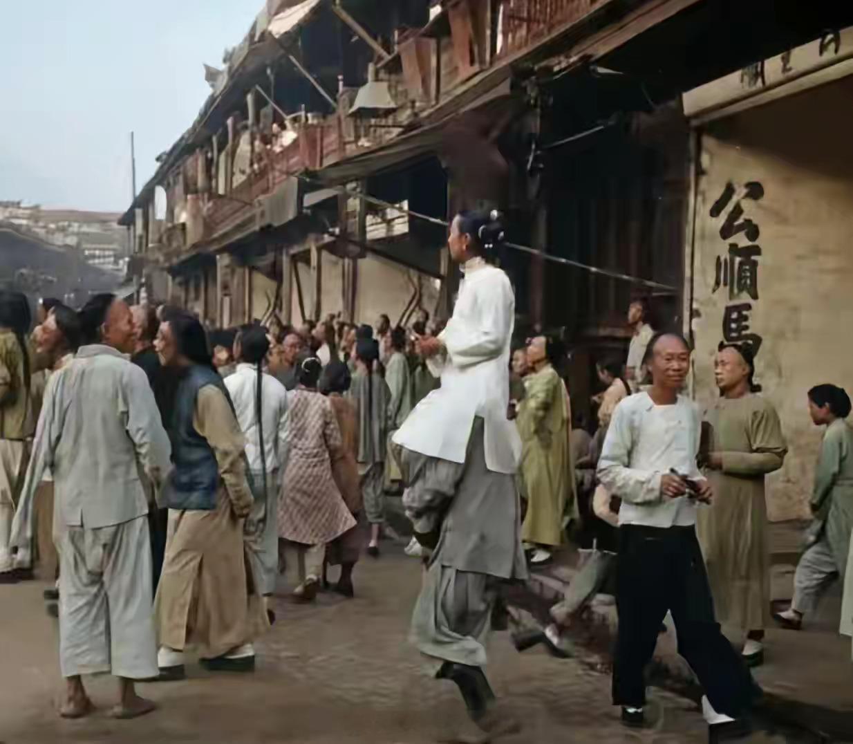 1902年，天津。背着“清倌人”招摇过市的龟奴。清倌人就是“妓女”的意思，大户人
