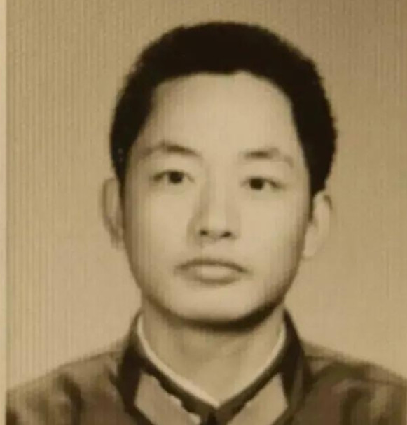 1984年，一名我军排长在山中巡逻时，突然发现三名解放军战士向他靠近，并向他打招