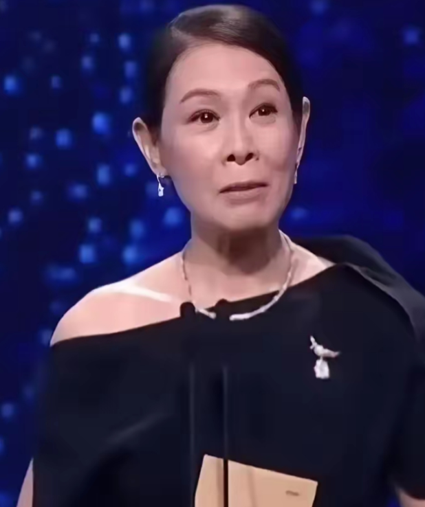 56岁的刘若英还是付出了代价44岁高龄产子，换来的不只是一个孩子，还有一副被透