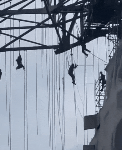 2023年，在巴西圣保罗，一座正在施工的大楼发生坍塌，施工人员被吊在百米高空等