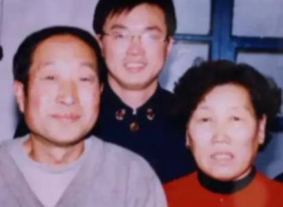 1997年，一位十九岁的军人因搭救他人献出生命，双亲数次哭到晕死过去。怎料二十个