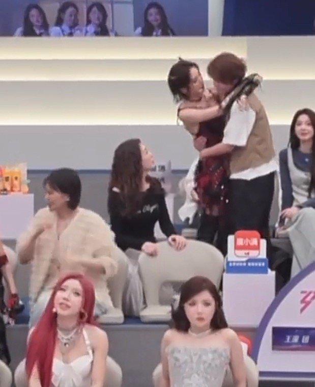 这么多姐姐在场，都没有你们在乎的人了吗搂搂抱抱举高高，小声蛐蛐大声笑，你们仨原地