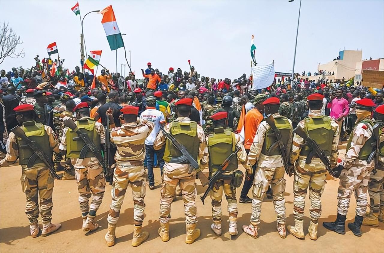 从4月24日深夜，3000名马里叛军兵分4路，对马里全境展开的突袭，得到了乌克兰