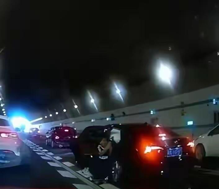 10月4日，广州石门堂山隧道内发生的一幕，让人无比动容。当时隧道里三车连撞，安全