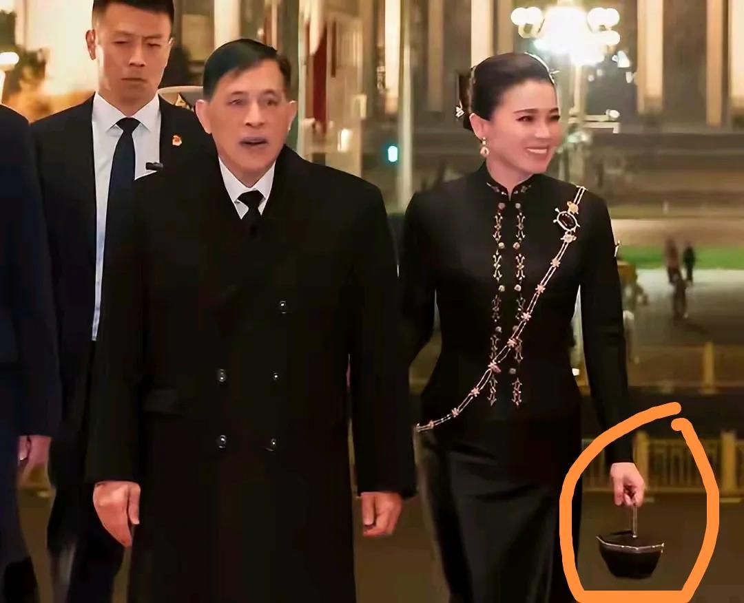 苏提达出席晚宴的穿搭，简直是绝绝子，一身黑色裹身套裙太显身材了，不仅剪裁合体，