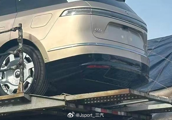 蔚来ES9这一回，主动底部扰流板（扩散器）应该首发于ES9了，否则对不起科技旗