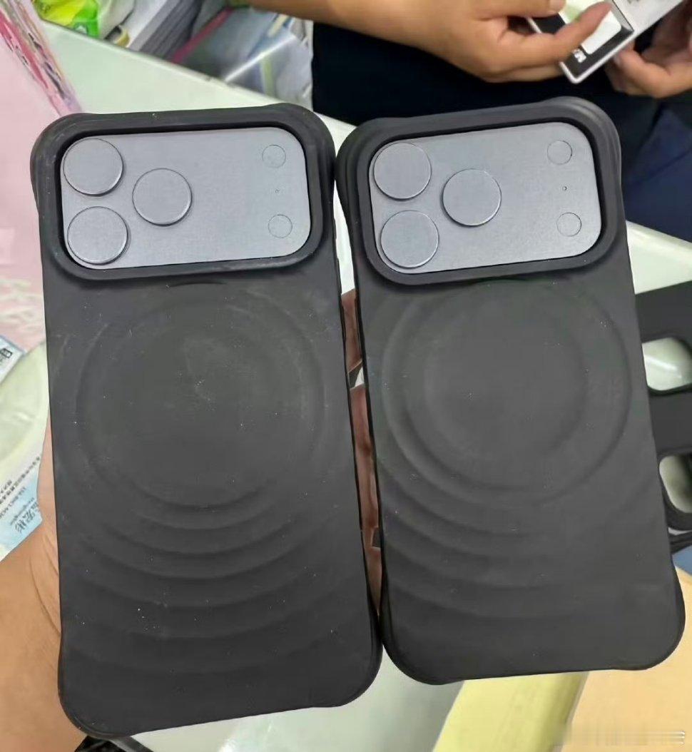 iPhone17官方保护壳首曝说实话，我觉得Pro/ProMax套上手机壳后