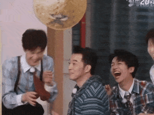 李昀锐“闯祸”了。在《跑男》里，李昀锐拿着名牌不小心弄到了沙溢的头发，没想到把沙