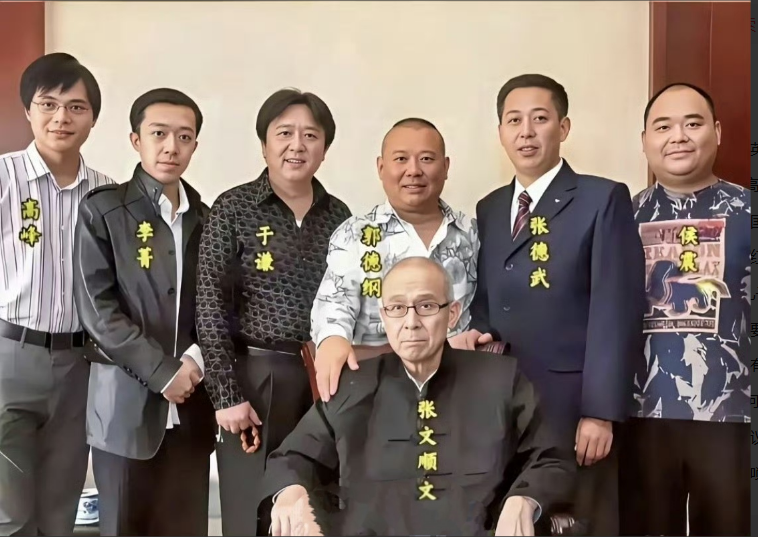 这是德云社的创业团队的合影！郭德纲、于谦两人还坚守在舞台中央，其他人有的退居幕后