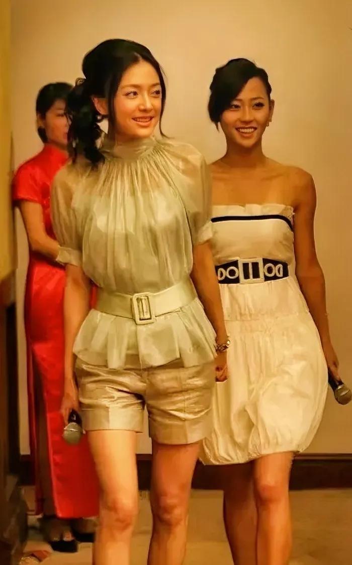 这是张嘉倪18岁时，那时候她真是青春可爱，拉着她手的是秦岚，两人刚演了琼瑶的剧《