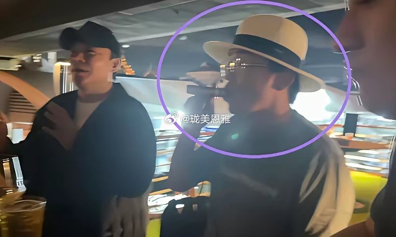 王宝强叼着比嘴还大的雪茄：8月4日那个泰国饭局里，藏着这一代中年男演员的真实状态