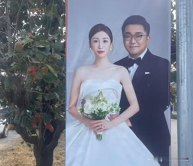 北京富二代大婚，央视主持人主持，朱时茂白雪现身，曝鲜花30万元10月7号举行