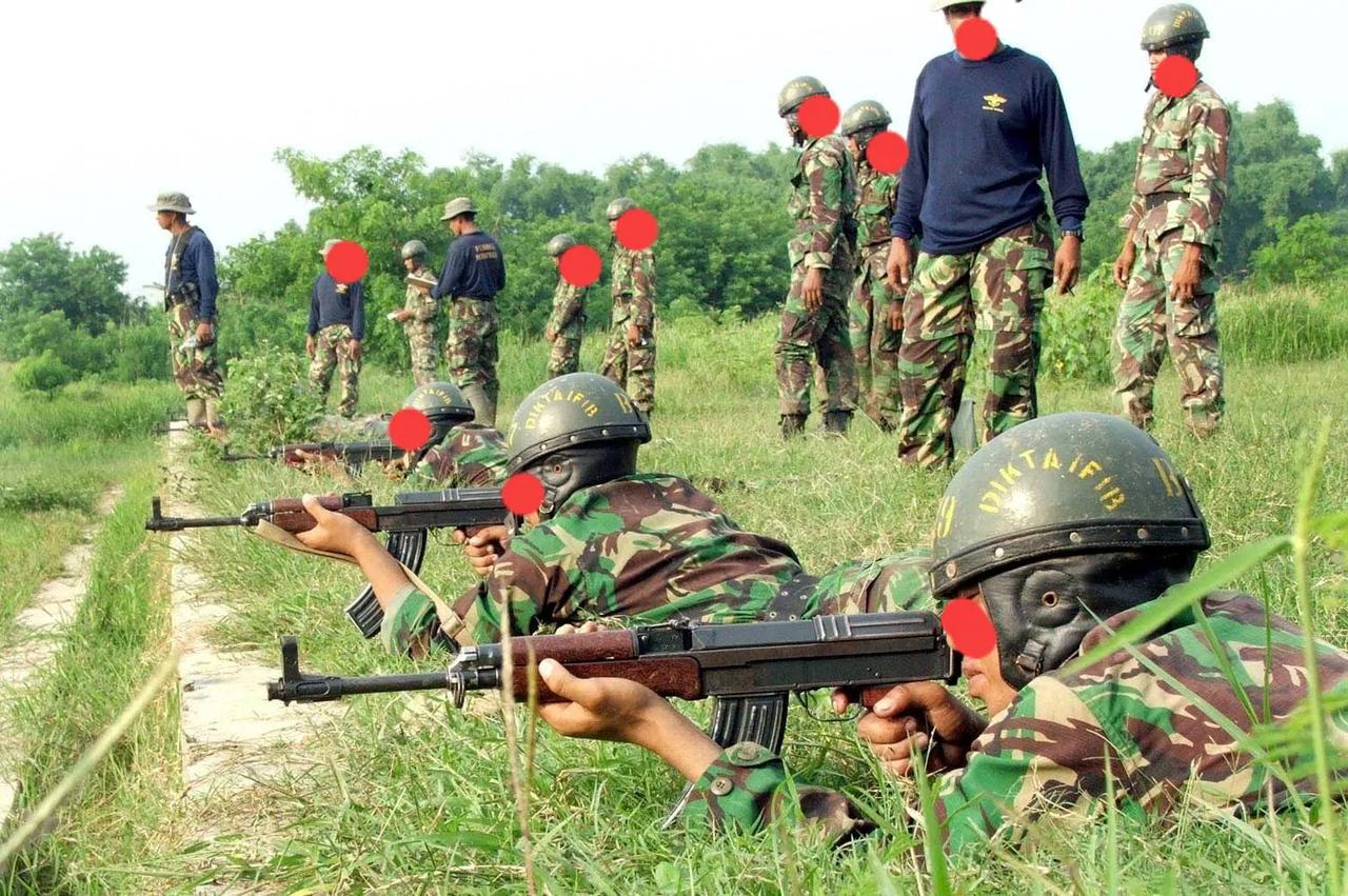 印度尼西亚特种海军陆战队中央训练学校学员与Savz587.62毫米突击步