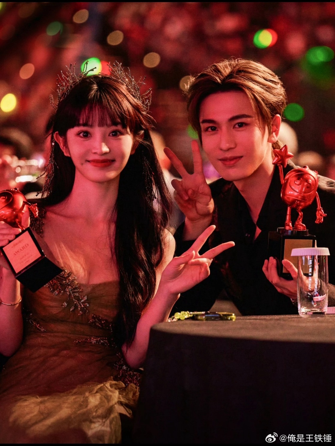 张凌赫、田曦薇那张尖叫之夜的合照终于来了