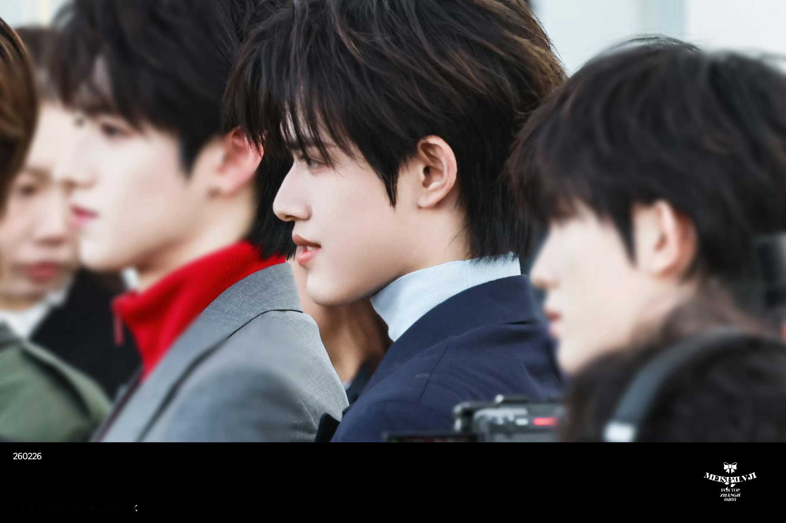 张极镜头下的东方贵公子张极亮相米兰prada大秀，镜头下的东方贵公子好帅！将矜贵