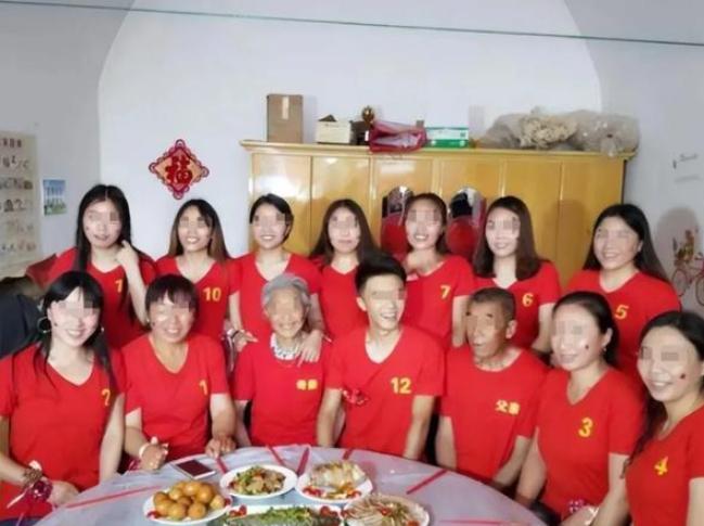 山西一对夫妻，生了11胎全是女儿，丈夫眼看妻子生不出儿子，无奈决定放弃，谁料