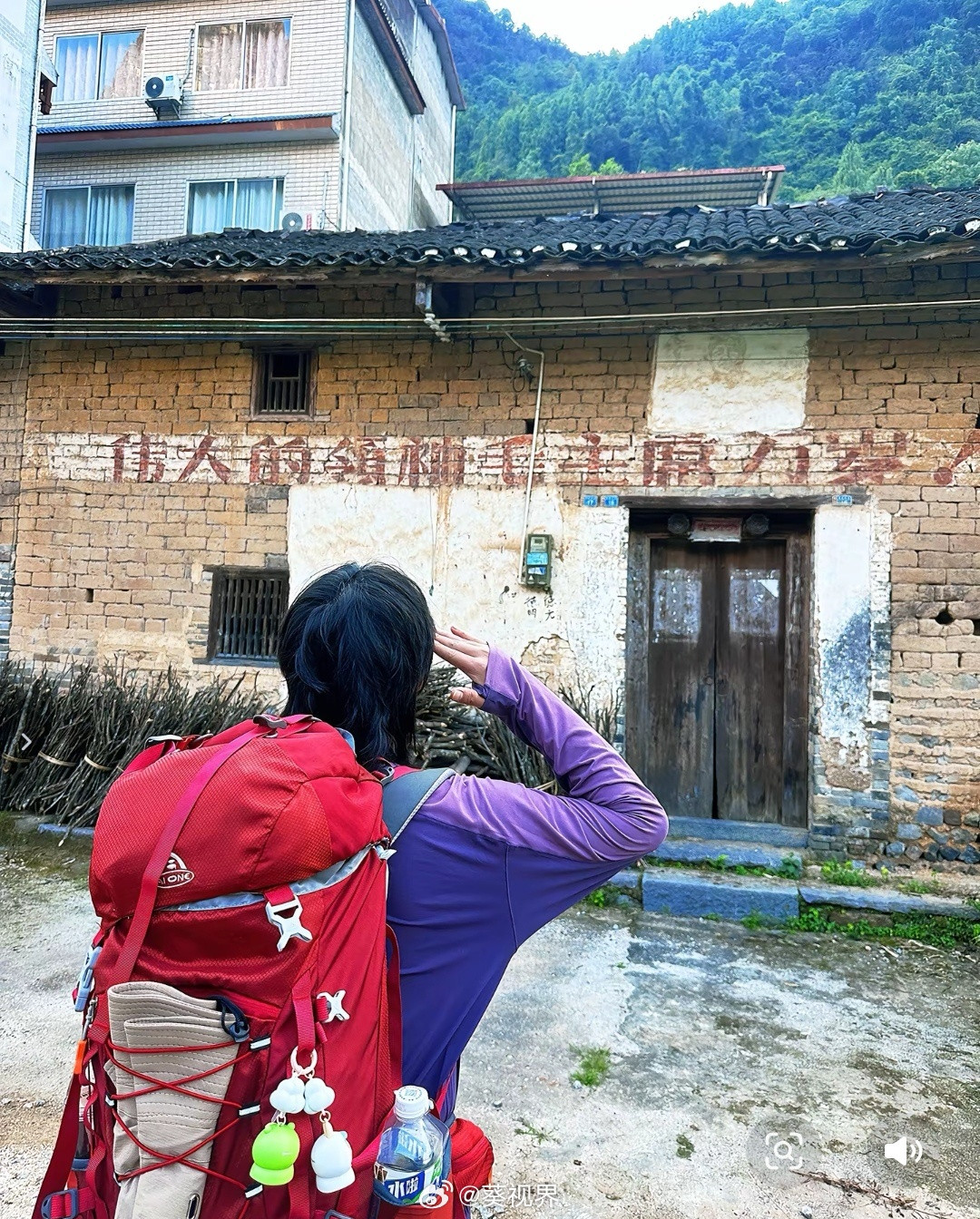 这个地方是广西桂林市阳朔县的杨堤村，因为有一条与教员相关的标语，很多人在这里打卡