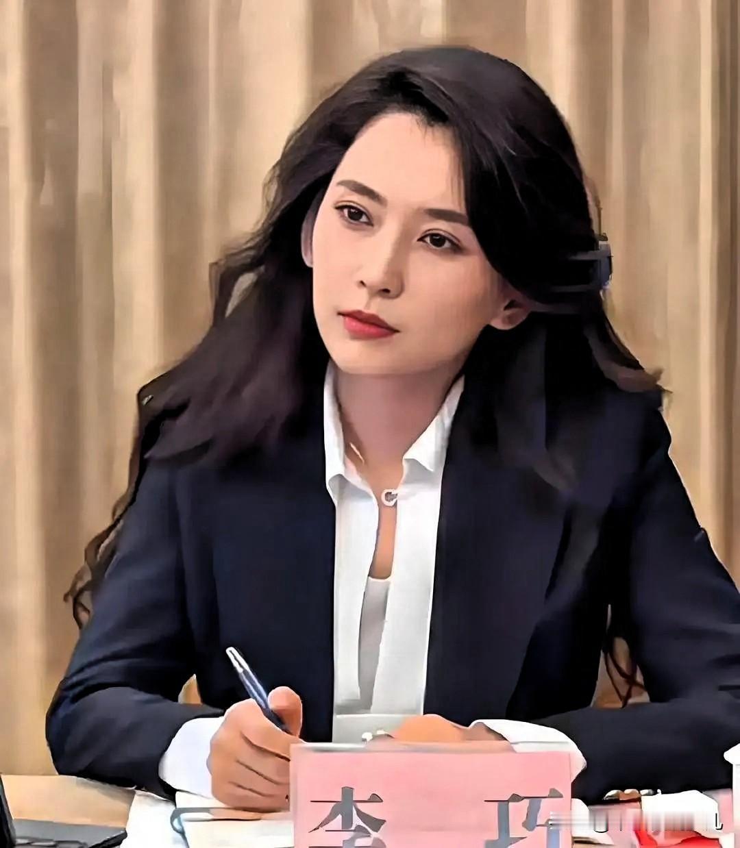 森林北离过婚，和前夫育有一女一子。近日，她在社交平台上分享了一个7、8岁左右的儿