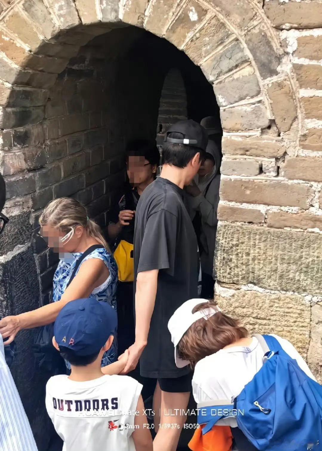 赵丽颖儿子想想7岁身高网友爬长城遇到冯绍峰带儿子玩，儿子今年7岁看背影，身形跟冯