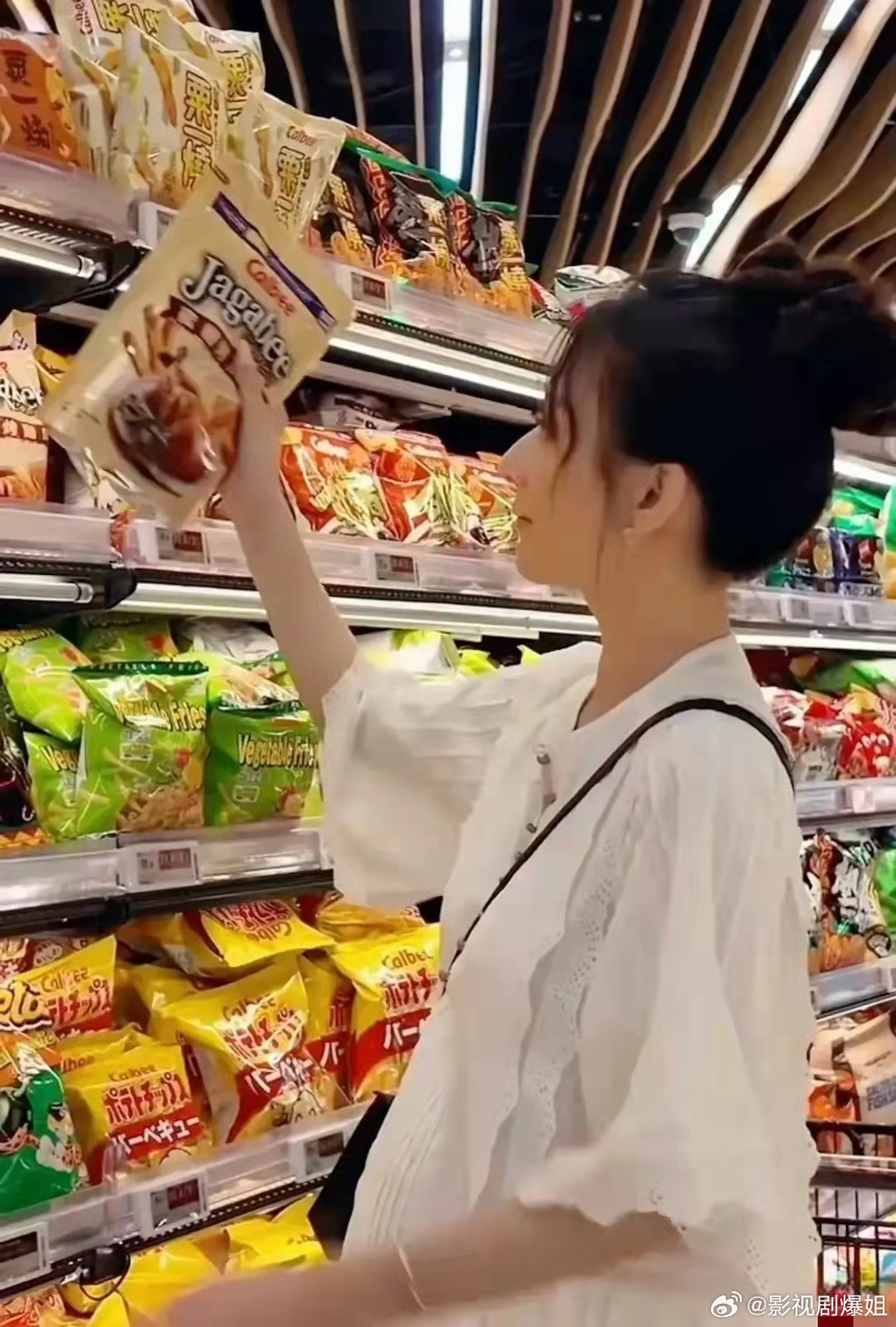 方媛挺着大肚子逛超市，一个人提一大袋零食，也毫不费力！​​​