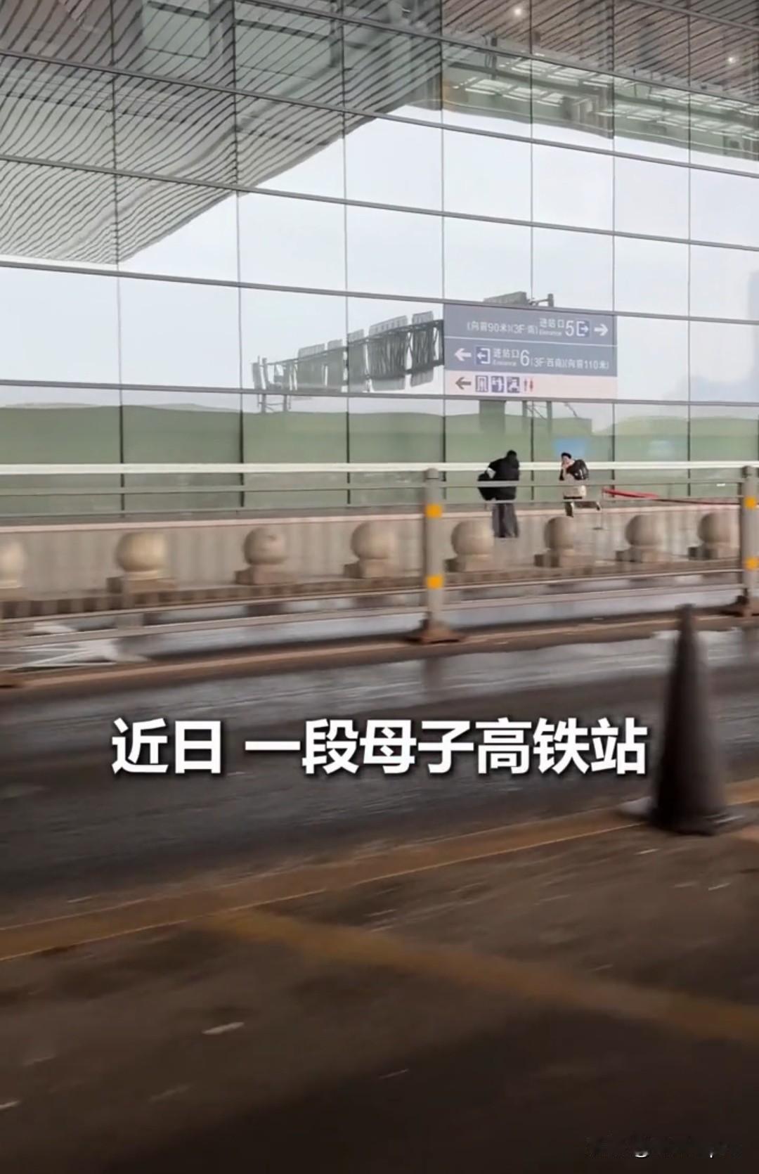 那天在高铁站，一个妈妈正感动得鼻子发酸——刚和儿子道别，一回头，竟看见孩子气喘吁