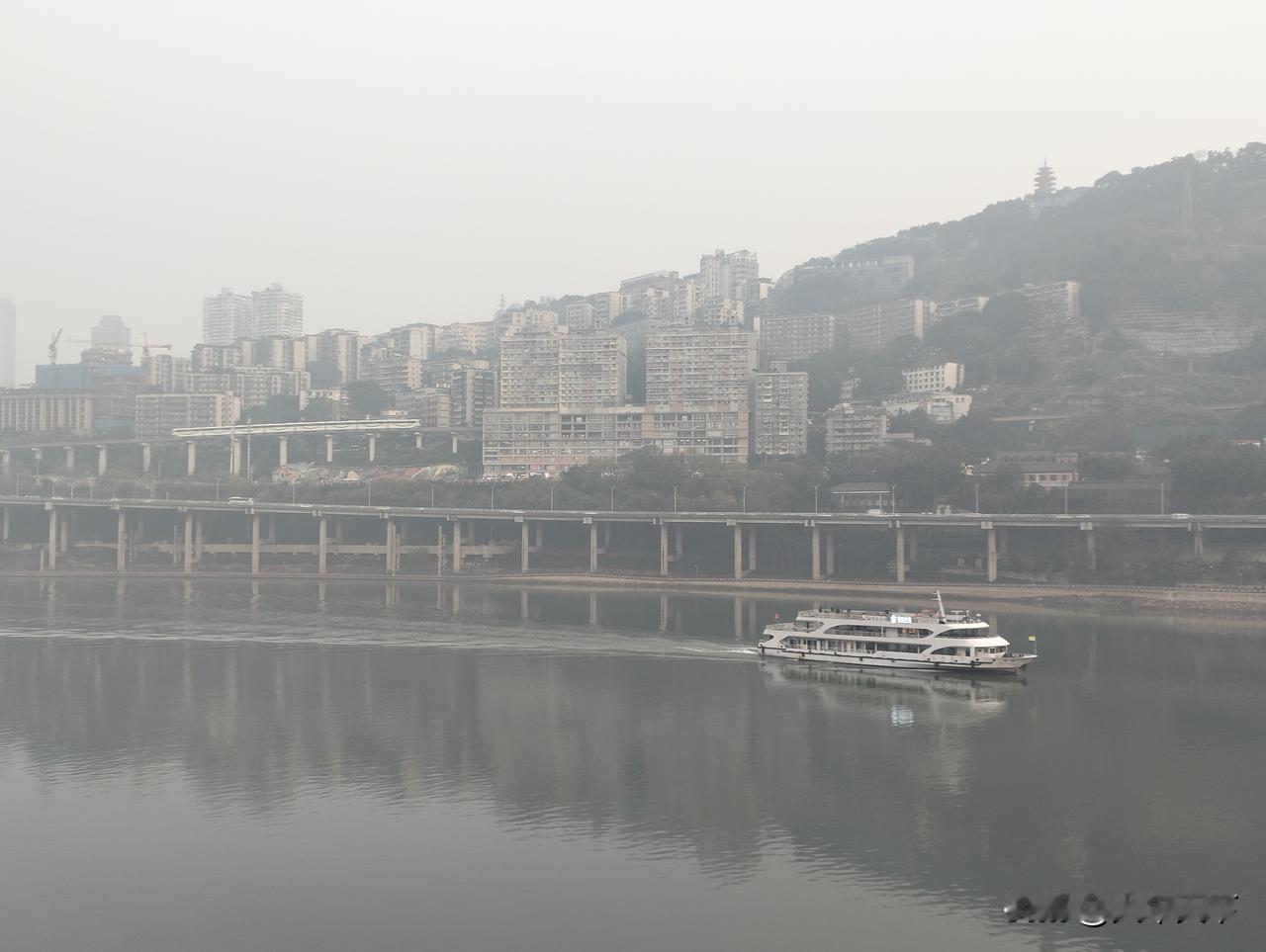 记录我的2026冬日雾天的重庆，嘉陵江上的游船与岸边的轨道李子坝站，有跨座式单轨