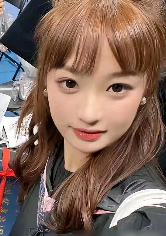 杨瀚森在美国特训，女友陪在身边，球迷炸了。说她拖后腿？你咋不看看自己连球