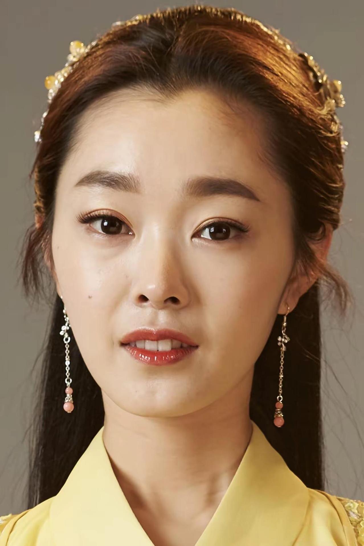 她在娱乐圈里算很一般的女孩子，根本排不上美女的行列，但她皮肤白，气质佳，放普通人