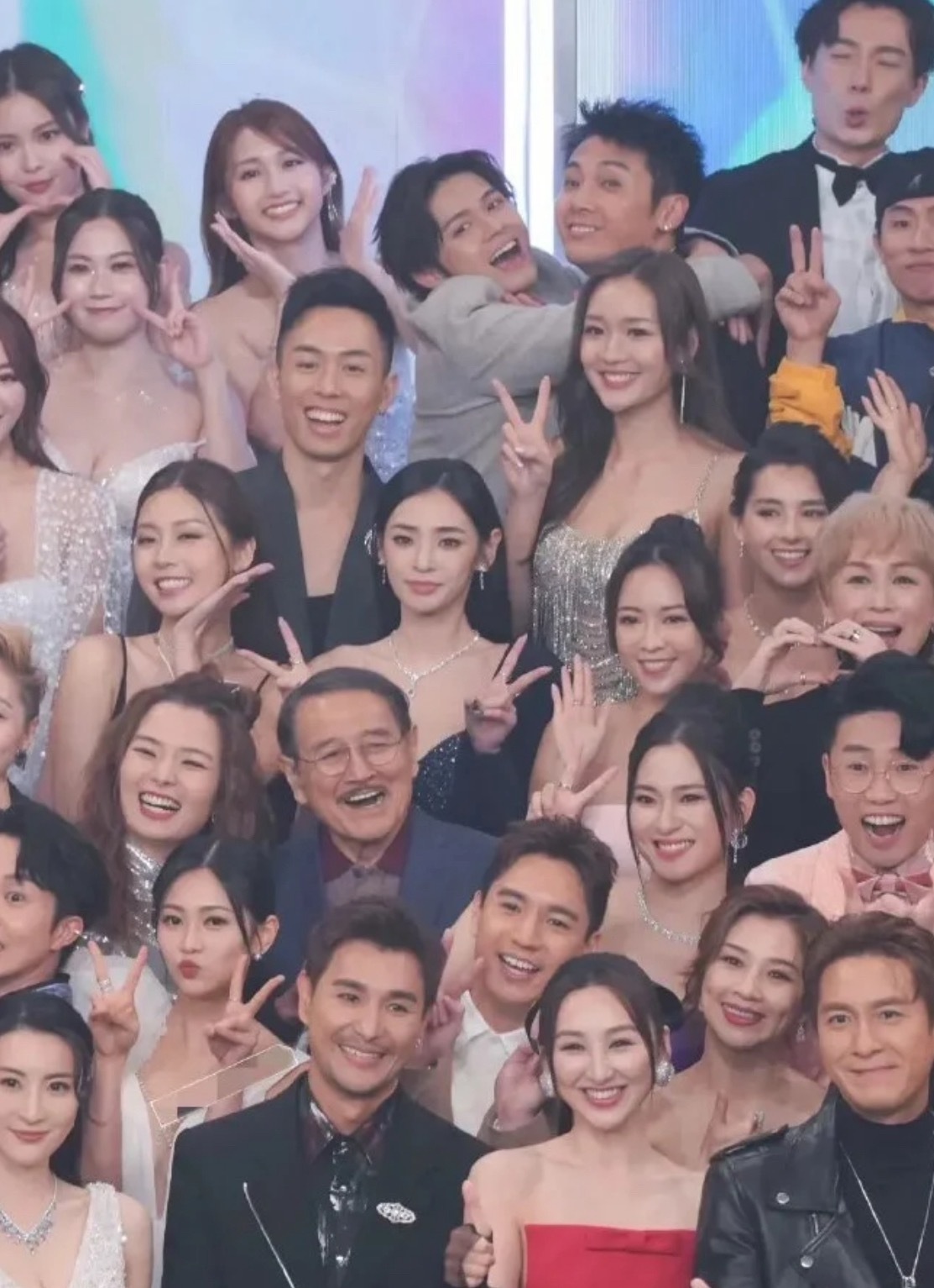 艺人的镜头感是真的强这么多人只有一个闭眼睛的​​​