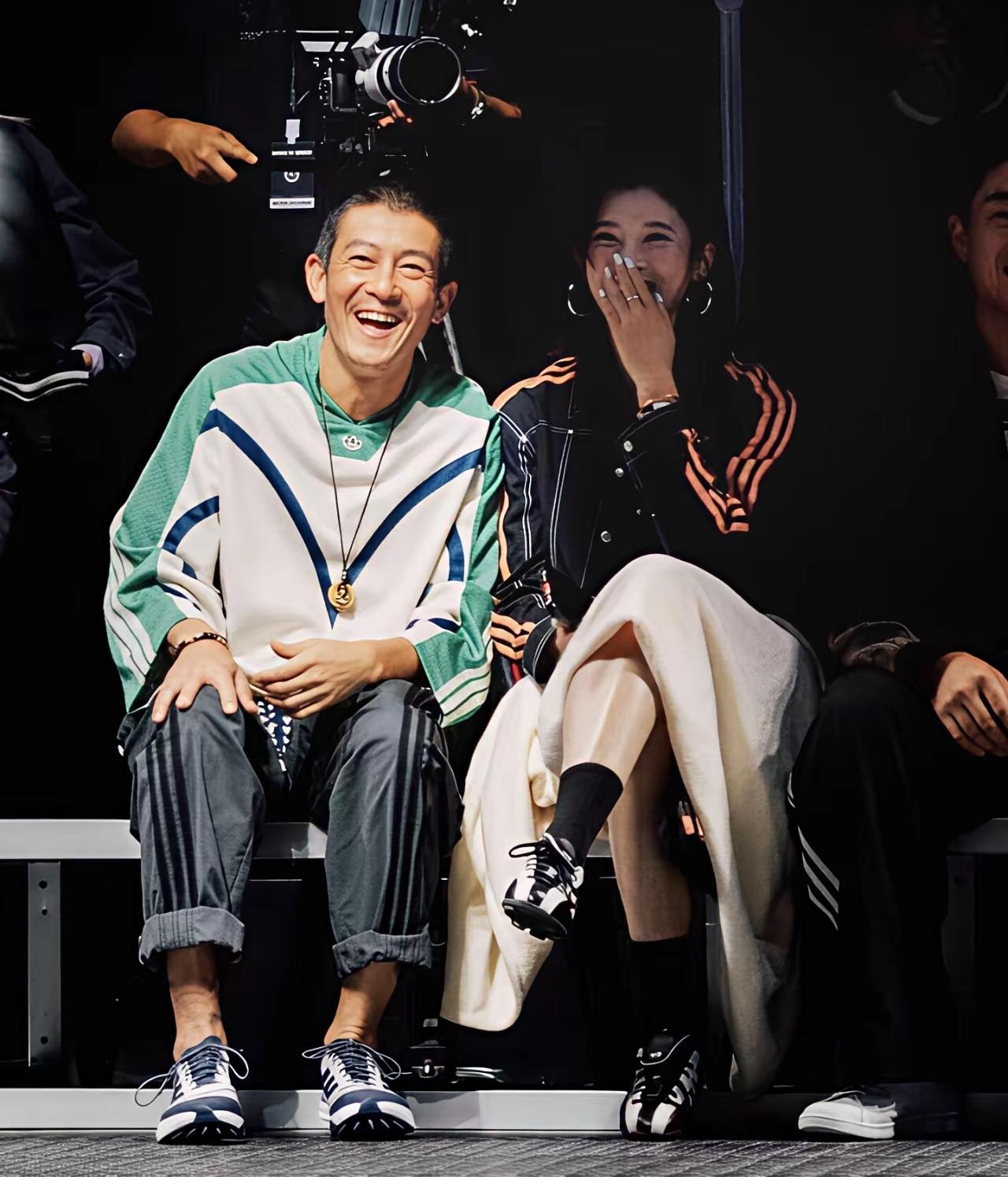 我真是没敢想，他们俩居然坐一起聊嗨了。上海时装周，吴艳妮挨着陈冠希坐着，也不