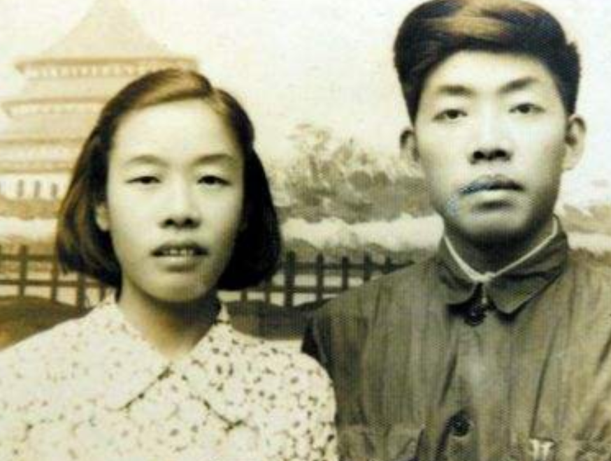 1949年，渣滓洞大屠杀中，盛国玉在枪响前倒地装死，不久，特务进来补枪，还用枪托