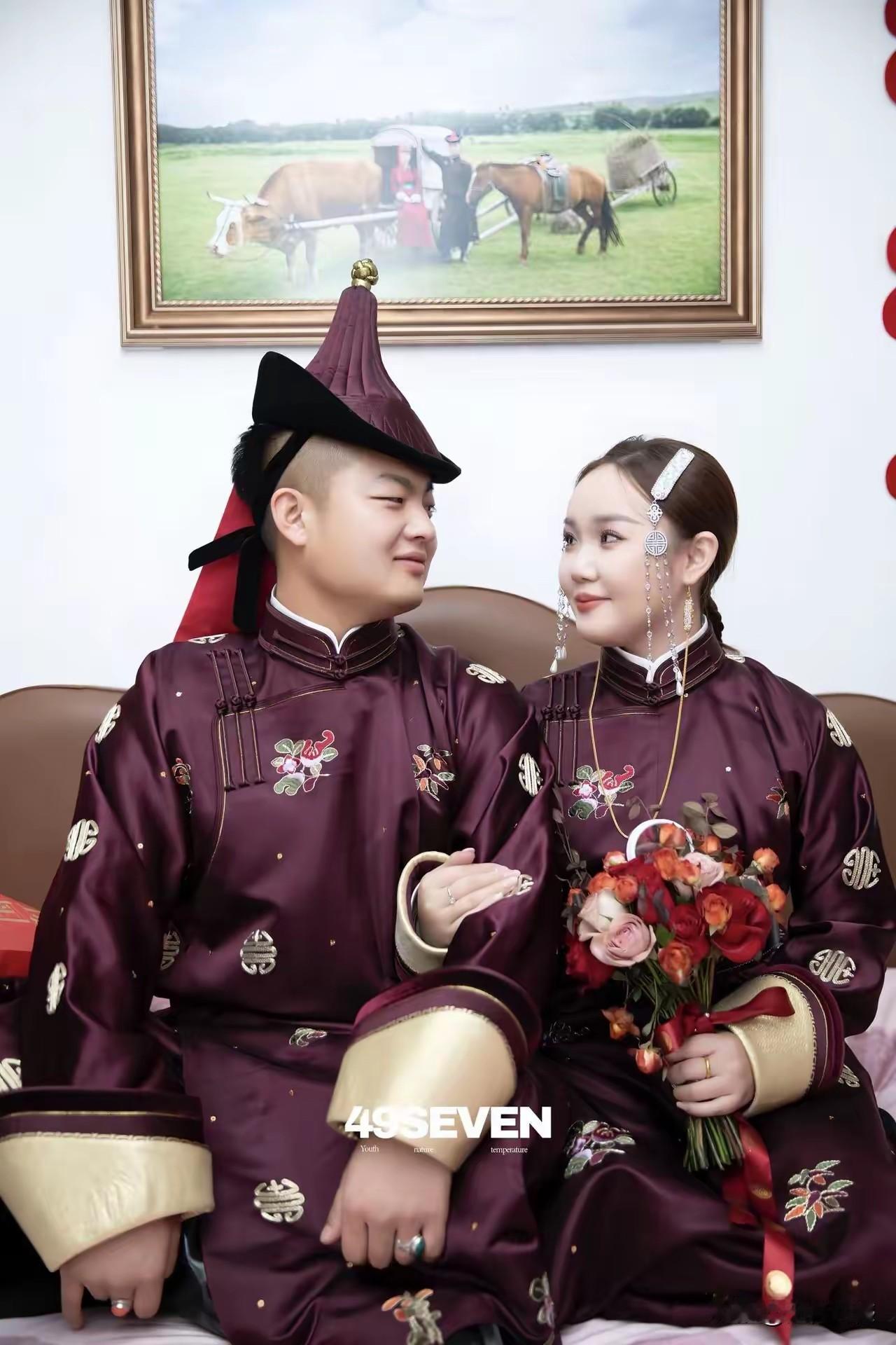 这对年轻人的婚礼，穿着打扮富有民族特色，非常的漂亮，看完之后让人耳目一新，在结婚