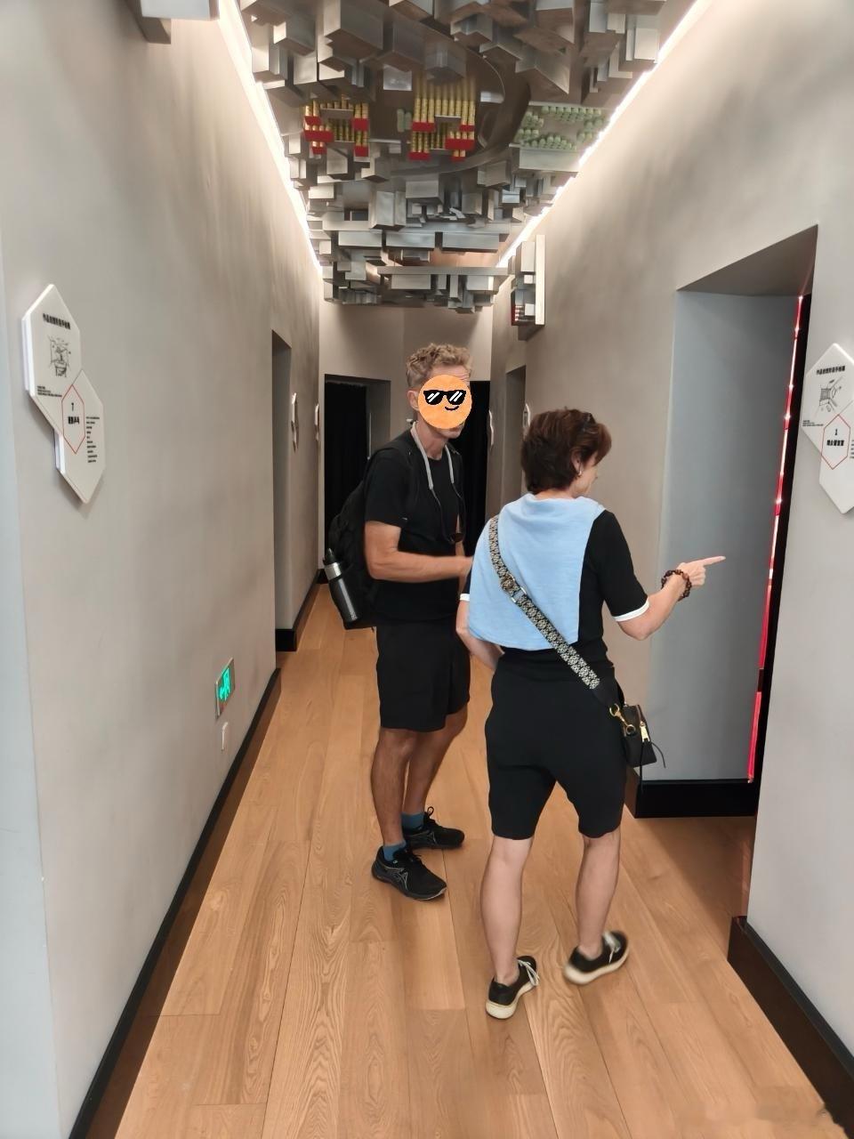任嘉伦个人艺术馆都有外国友人来参观了