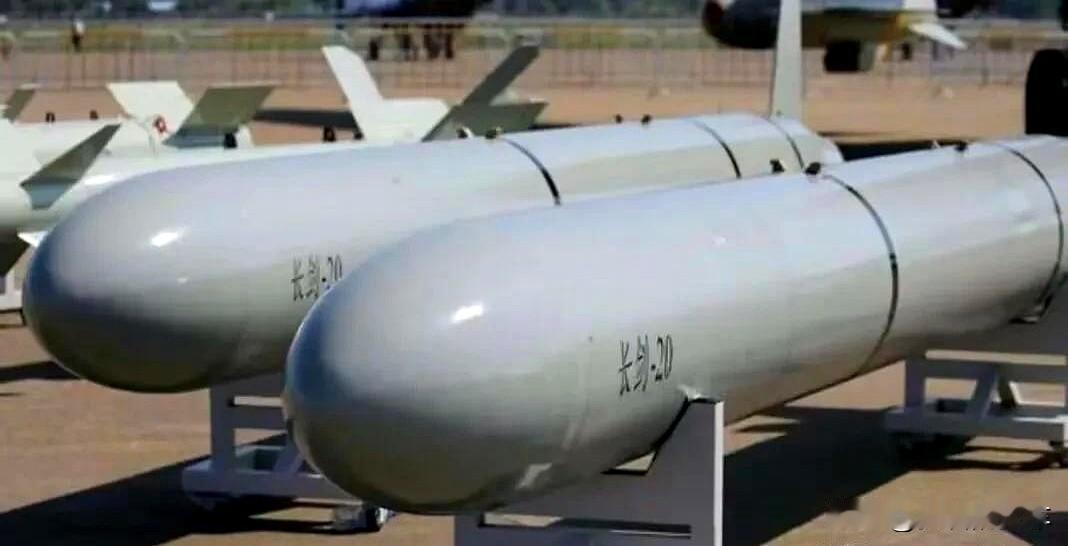 这款体积巨大的导弹是长剑20空射巡航导弹，弹重2.5吨，最大射程2500公里，由