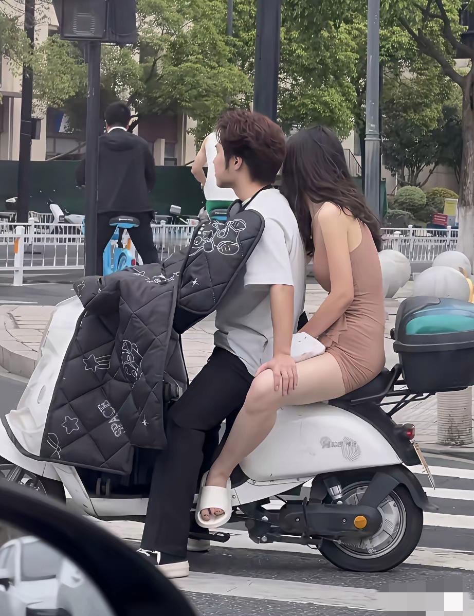 原来浪漫不一定需要四轮，两轮的后座，也能装满偏爱。