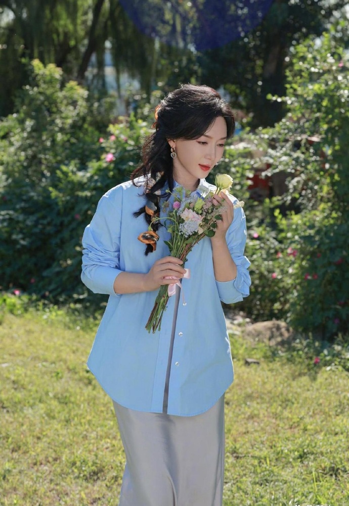 陈数老师这状态也太治愈了吧！捧花浅笑的模样，整个人都在发光～在浮躁的娱乐圈里