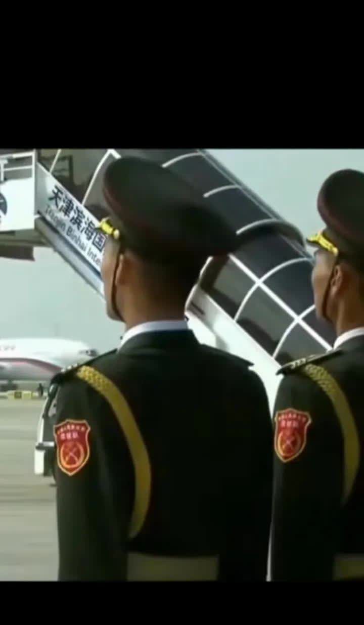 两名武警旁边装置什么？尽管没用上。普京下飞机有红地毯，随即匆忙钻进防弹轿车，