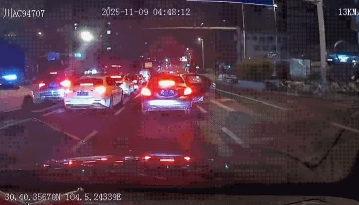 惨烈，高跟鞋都撞飞！成都凌晨4点一场惨烈车祸，奔驰车突然在道路中间停住，一名身材