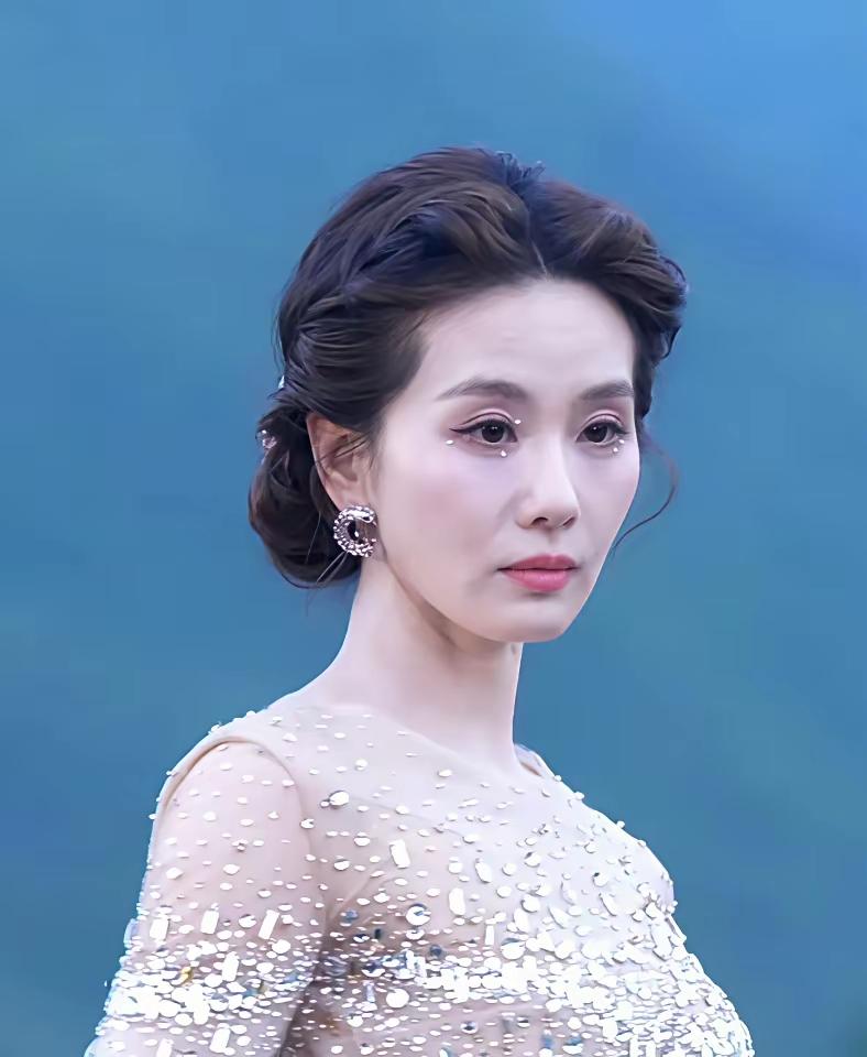 你们看看不打滤镜连最美的刘诗诗看起来也不精神整个人状态蔫蔫的没精神气了[尬