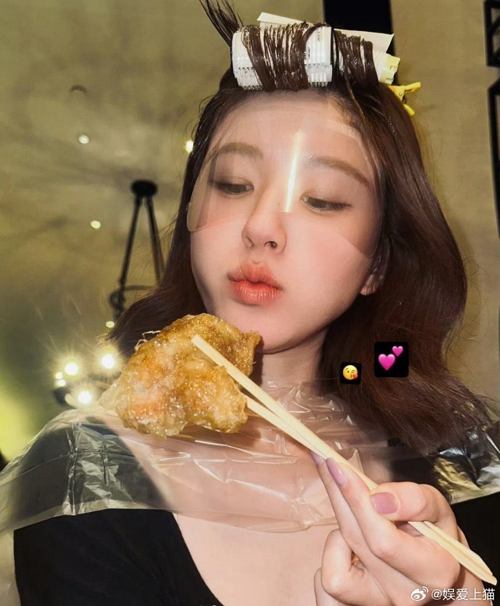 赵露思不会以为自己发的这两张自拍很可爱吧？